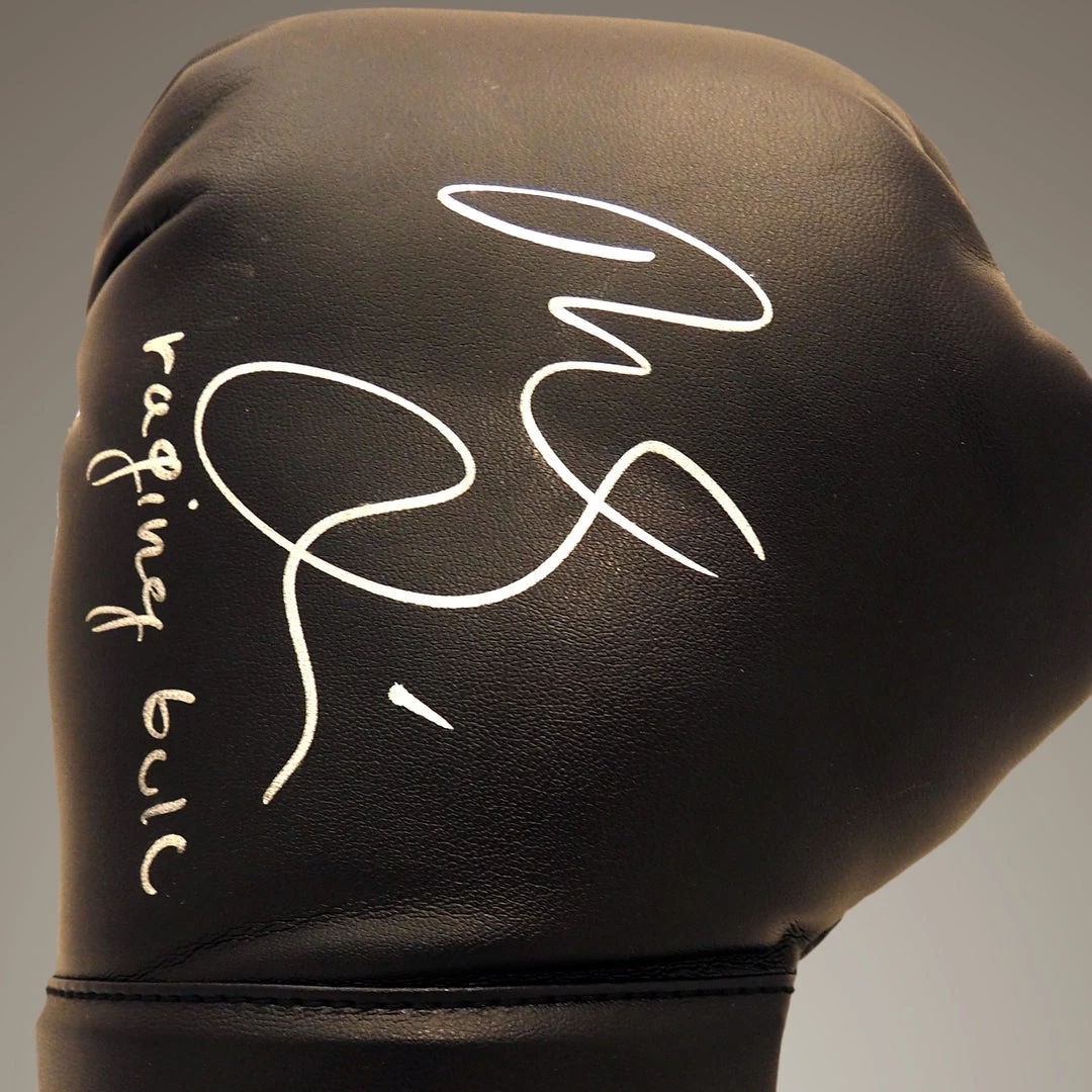 GIAN Signed Memorabilia Raging Bull - Hand-Signed Boxing Glove By Robert De Niro Museum Display 5 GIAN Signed Memorabilia Raging Bull - Hand-Signed Boxing Glove By Robert De Niro Museum Display