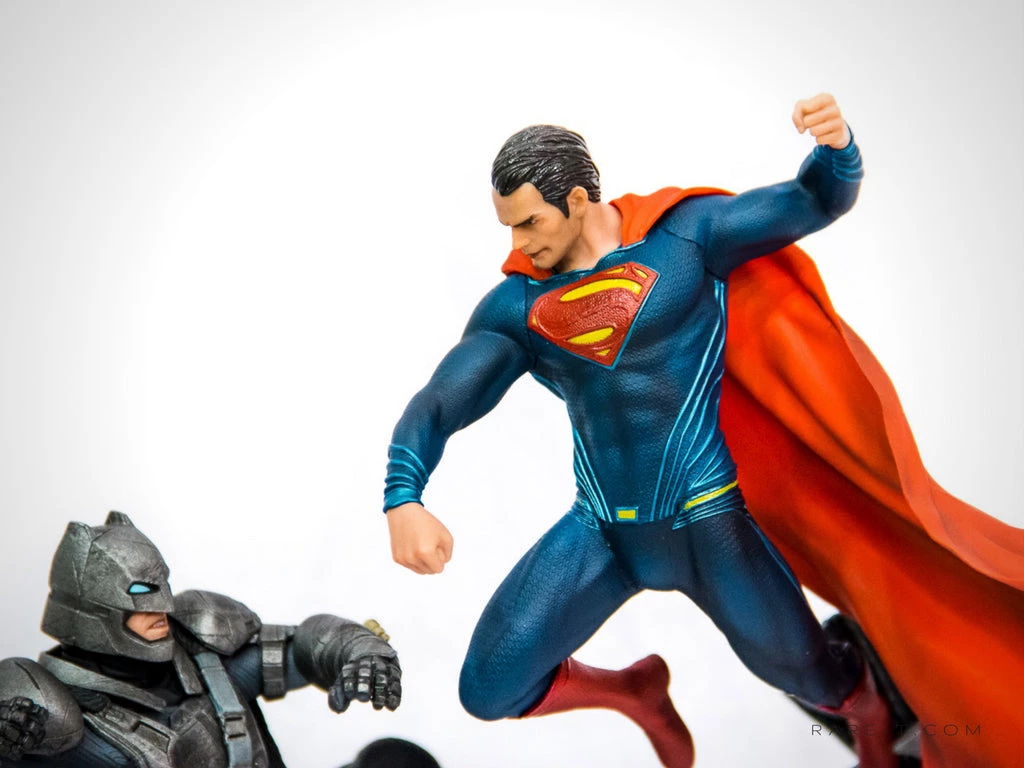 RARE-T Batman Vs Superman - Epic Battle Limited Edition Statue Collectible Statues 6 RARE-T Batman Vs Superman - Epic Battle Limited Edition Statue Collectible Statues