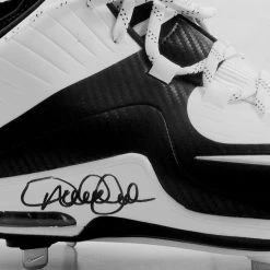 GIAN Derek Jeter Hand-Signed Cleat Signed Memorabilia
