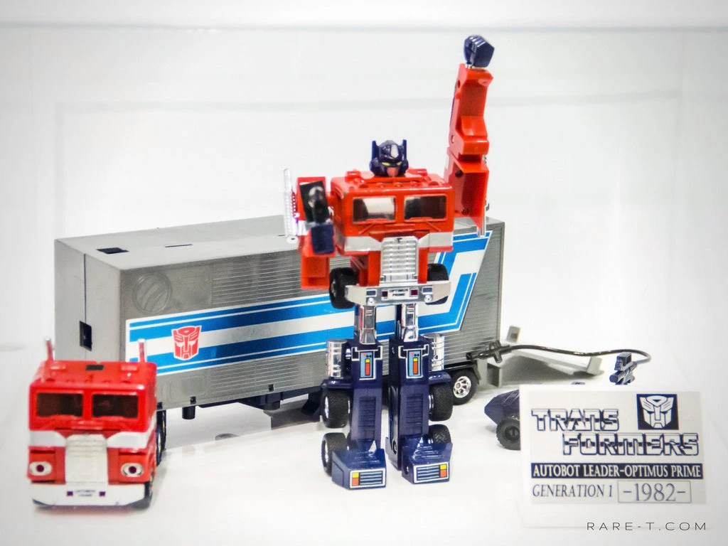 Rare-T Exclusive '1982 2X Transformers Optimus Prime' Museum Display Collectible Statues 3 Rare-T Exclusive '1982 2X Transformers Optimus Prime' Museum Display Collectible Statues